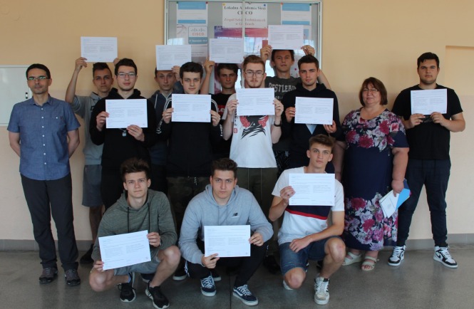 Zdjęcie grupy uczniów wraz z nauczycielami prezentujących wręczone właśnie certyfikaty
