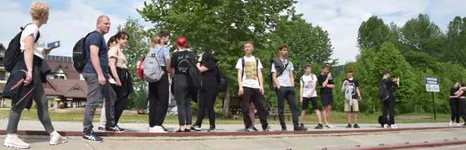 Zdjęcie przedstawia uczniów uczestniczących w wycieczce w Pieniny, oczekujących na przystani flisackiej