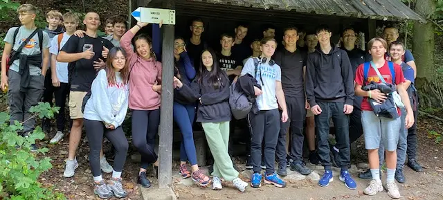 Grupa młodzieży z opiekunami na wycieczce w Pieniny